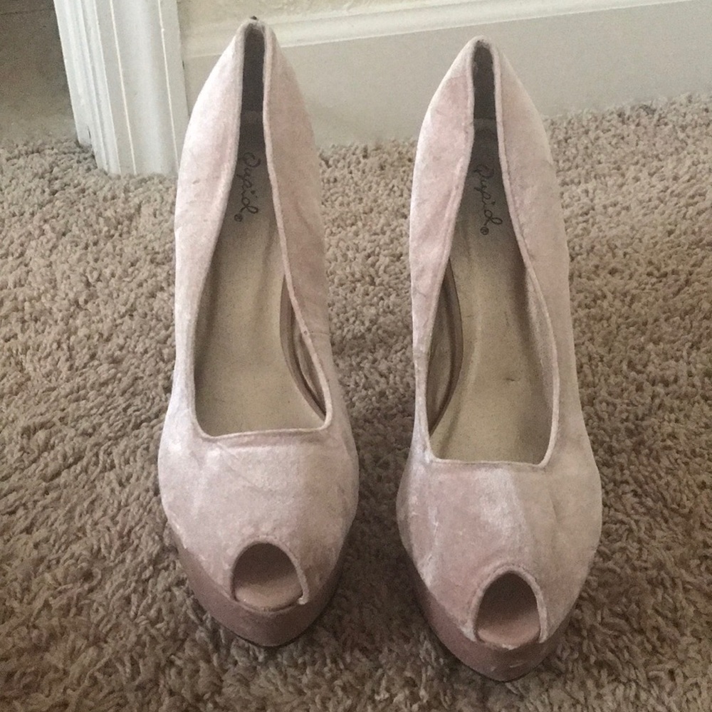 Velvet pumps